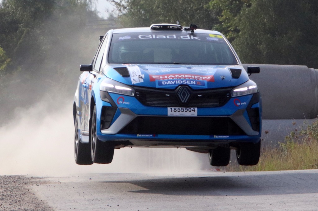 Jacob Madsen måtte stoppe før tid med en mislyd i sin Renault Clio Rally3.
(Foto: Allan Christiansen)